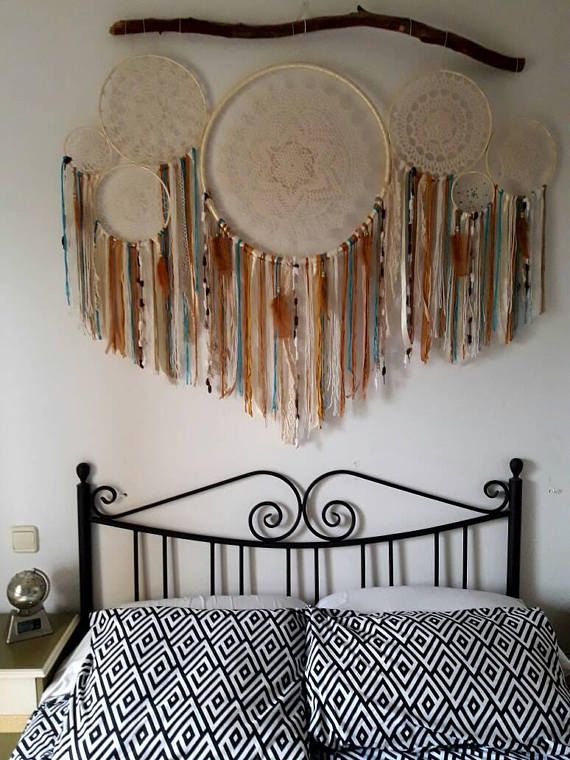 decoração de filtro dos sonhos na cabeceira da cama de um quarto adulto