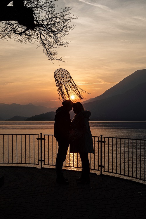ensaio fotografico de casal usando filtros dos sonhos no lago di como