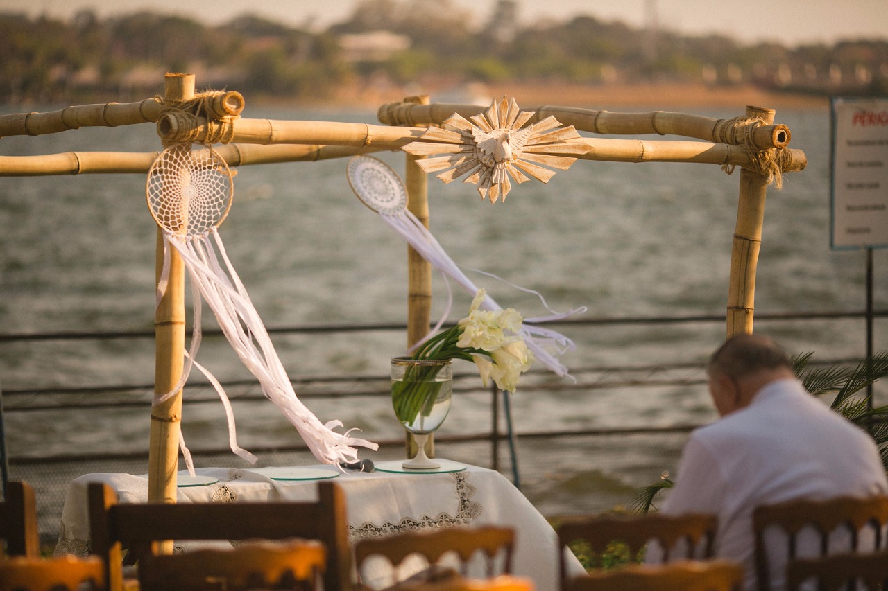 ideia de decoração de casamento no lago ou na praia