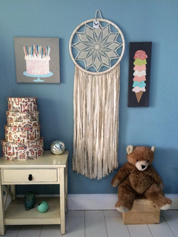 foto de quarto infantil decorada com filtro dos sonhos e parede azul