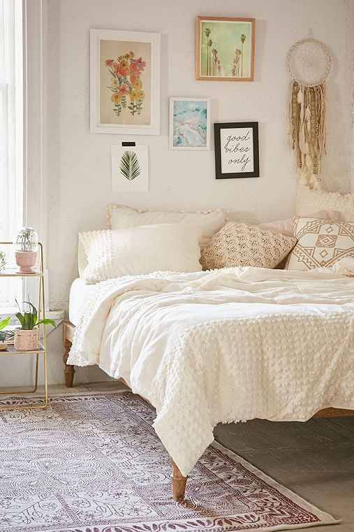 decoração de quarto adulto com filtro dos sonhos na cabeceira da cama
