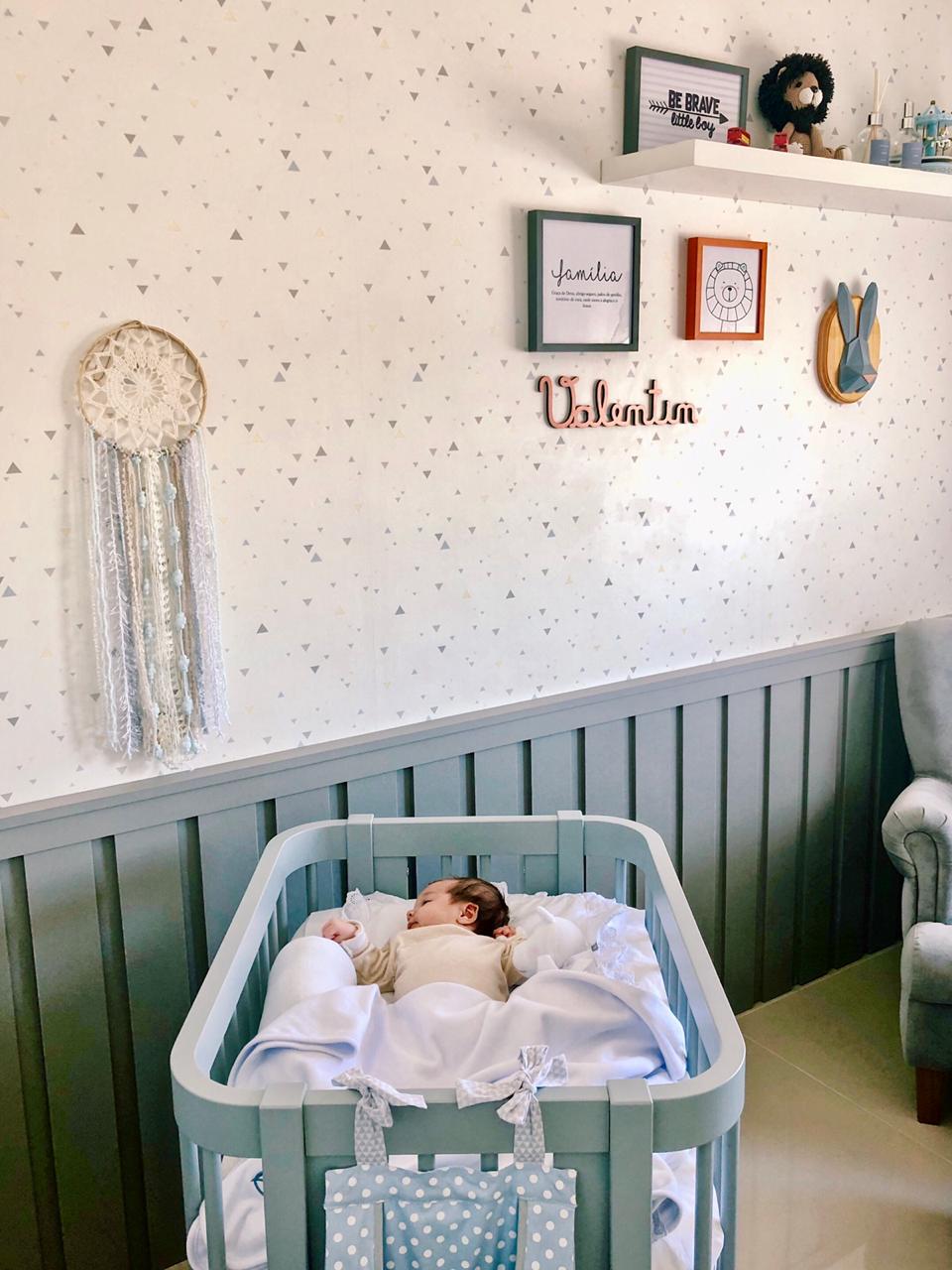 bebê deitado em berço em quarto infantil decorado com filtro dos sonhos
