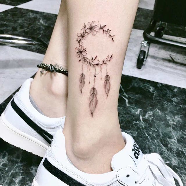 perna com tatuagem de filtros dos sonhos como inspiração