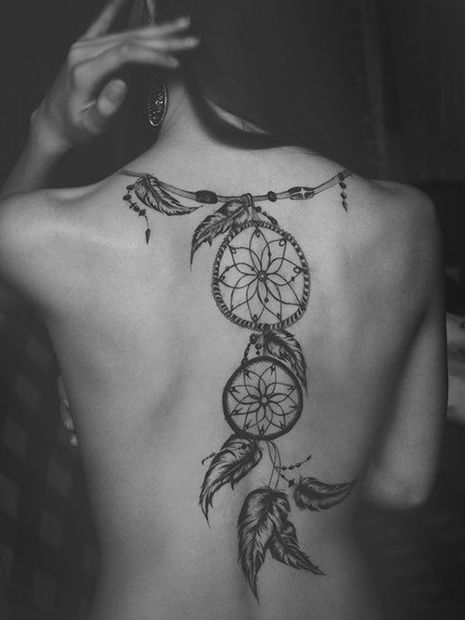 tatuagem grande de filtros dos sonhos nas costas como inspiração