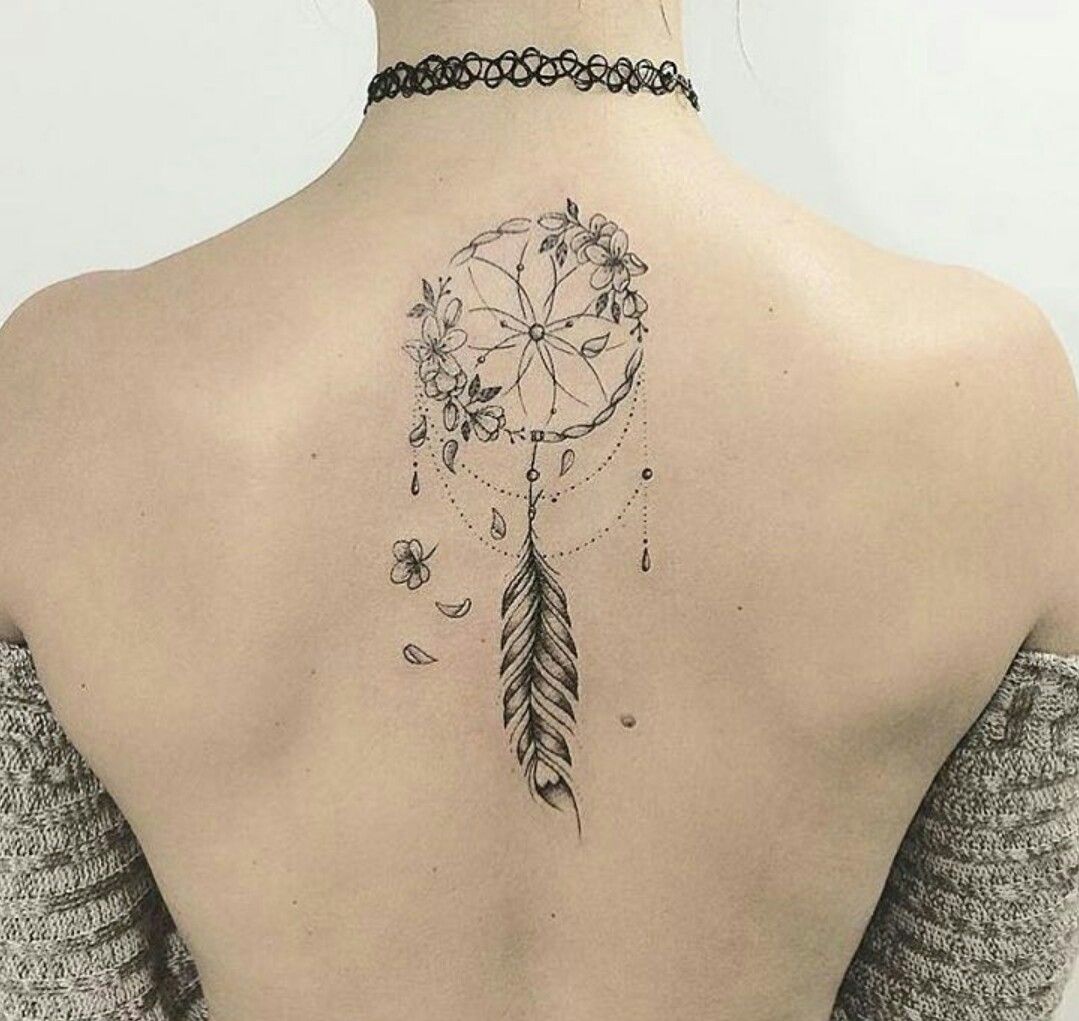 tatuagem de filtros dos sonhos grande e com detalhes nas costas