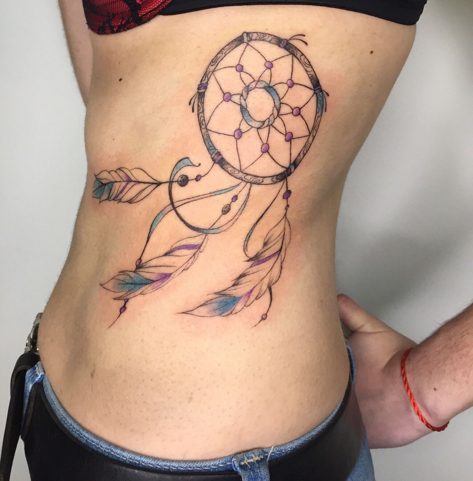 tatuagem média ou grande de filtros dos sonhos na costela para inspiração