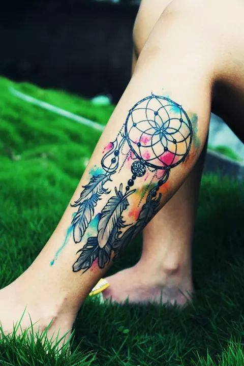 tatuagem colorida de filtros dos sonhos na perna como inspiração