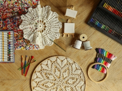 a crocheted piece is not seen as an artistic object even and because it is produced with an aesthetic objective
